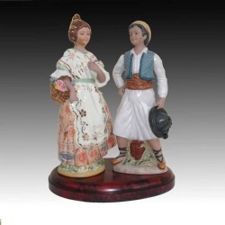 Figuras de porcelana de una pareja de falleros en peana, serie limitada 