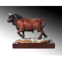Figurine en porcelaine. le taureau rouge à pied. avec base, série limitée. modèle Reine isabel