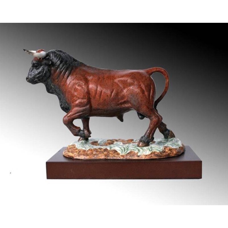 Figura de porcelana. el toro rojo caminando. con peana, serie limitada. modelo reina isabel