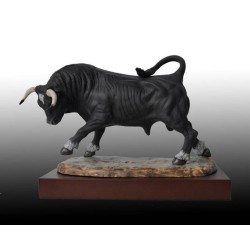 figuritas de porcelana con un toro negro embistiendo, con peana, serie limitada. hecho a mano