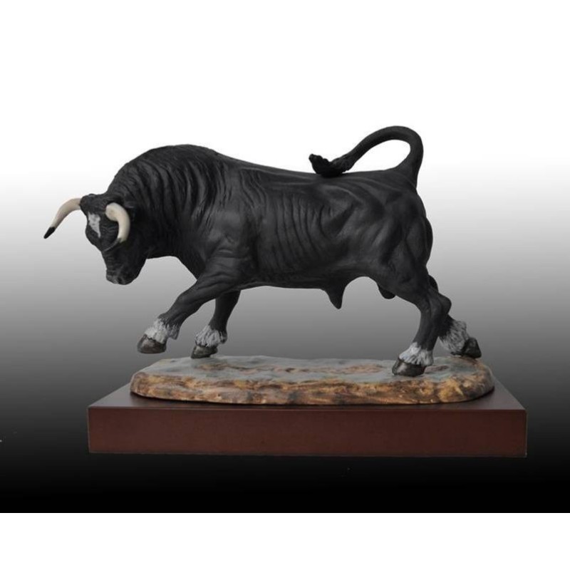 figurine di porcellana con un toro nero speronamento, con stand, serie limitata. fatto a mano