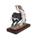 Ein Stier-Porzellan-Figuren, stehen mit Trimmer limitierte Serie weib
