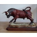 figurine di porcellana con un toro rosso speronamento, con stand, serie limitata. fatto a mano