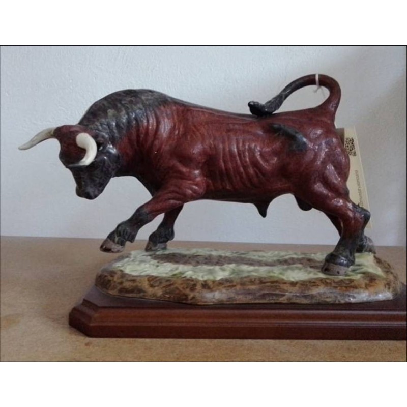 figurine di porcellana con un toro rosso speronamento, con stand, serie limitata. fatto a mano